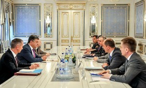 Президент Украины требует наказать виновных в трагедии в Луганске