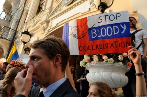 Демонстрация протеста против поставок вертолетоносцев "Мистраль" перед посольством Франции в Киеве