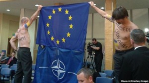 oMen во время акции в здании правительства Чехии. На их телах написаны лозунги "Премьер, будь смелым" и "Не будьте с Путиным"