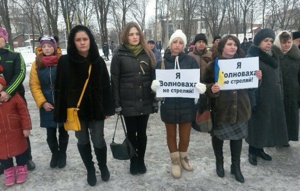 Участницы акции в Волновахе (фото - 0629.com.ua)