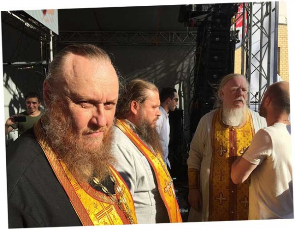 Клоуны в рясах