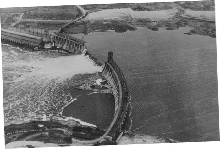 Из-за подрыва ДнепроГЭСа.