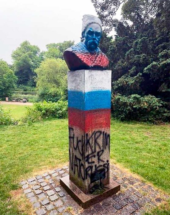 Около футбола